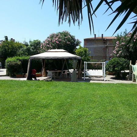 Garden Basement - Seminterrato Max 4 Ospiti - Fiumicino Vicino Aeroporto E Fiera Daire Dış mekan fotoğraf