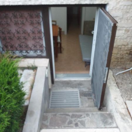 Garden Basement - Seminterrato Max 4 Ospiti - Fiumicino Vicino Aeroporto E Fiera Daire Dış mekan fotoğraf
