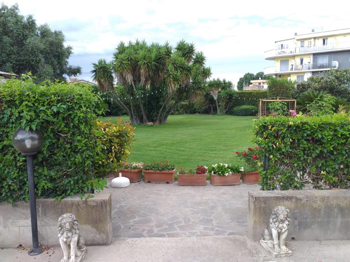 Garden Basement - Seminterrato Max 4 Ospiti - Fiumicino Vicino Aeroporto E Fiera Daire Dış mekan fotoğraf
