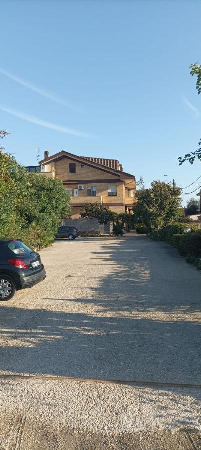 Garden Basement - Seminterrato Max 4 Ospiti - Fiumicino Vicino Aeroporto E Fiera Daire Dış mekan fotoğraf