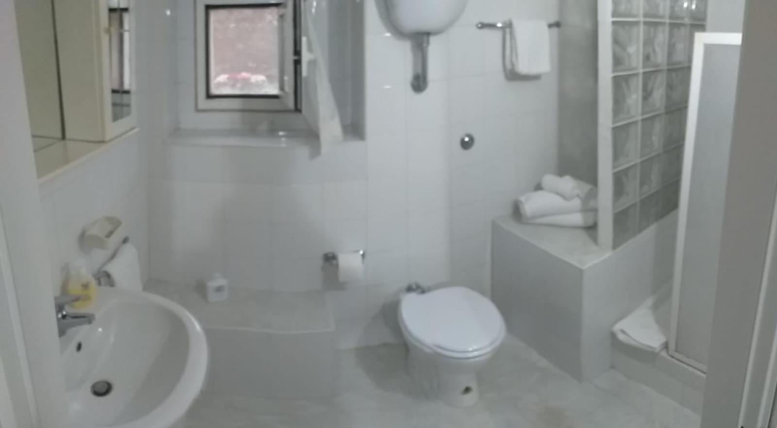 Garden Basement - Seminterrato Max 4 Ospiti - Fiumicino Vicino Aeroporto E Fiera Daire Dış mekan fotoğraf